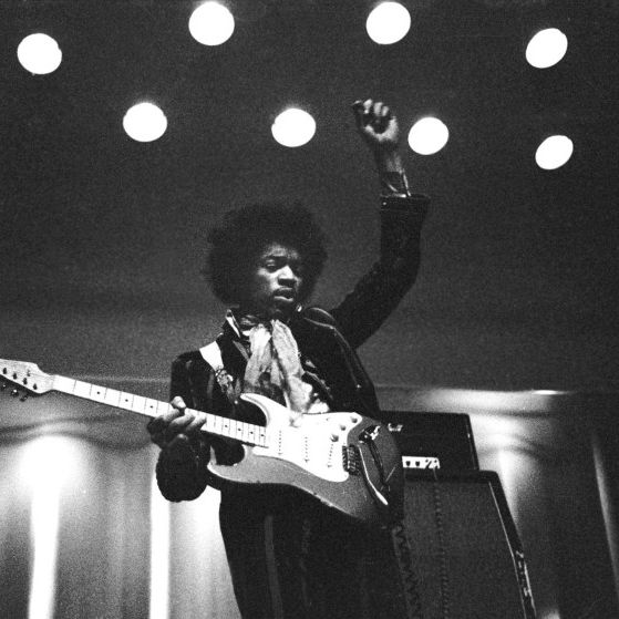 https://upload.wikimedia.org/wikipedia/commons/f/f1/Jimi-Hendrix-1967-Helsinki.jpg