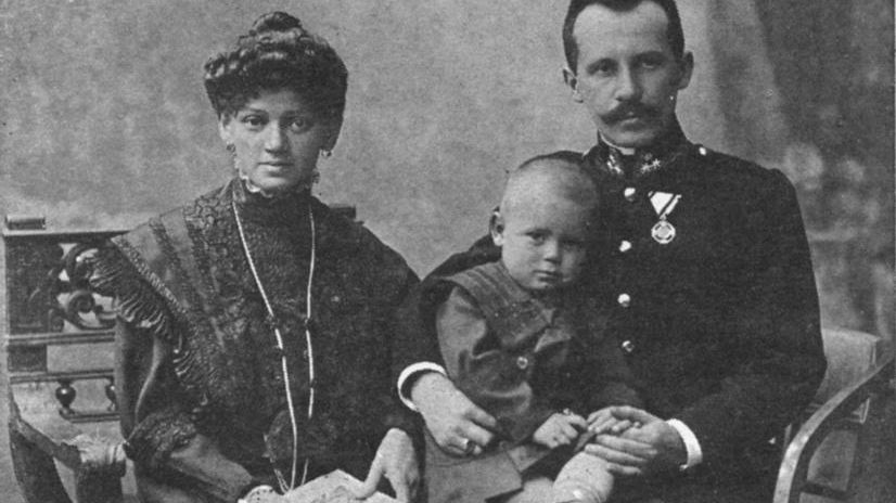 Wikimedia Commons / Bernard Henner (junior) / Emilia i Karol Wojtyłowie, rodzice papieża Jana Pawła II ze starszym synem Edmundem