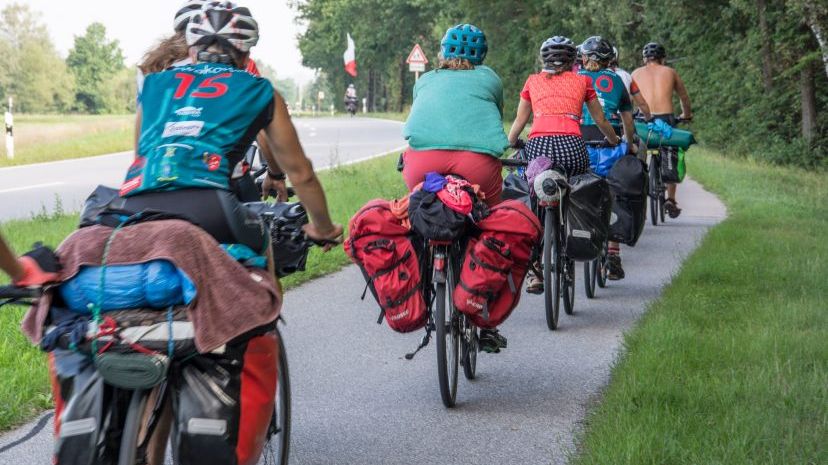 Grupa rowerzystów na drodze