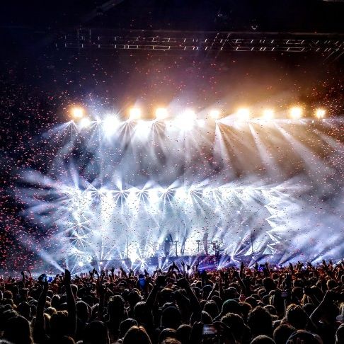 Zdjęcie sceny koncertowej i widowni