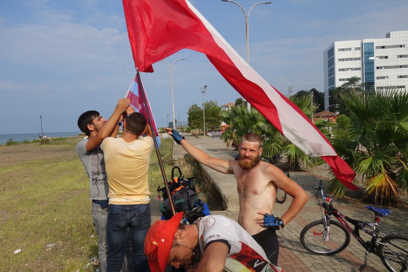 Rower z flagą Polski i lokalnego klubu piłkarskiego