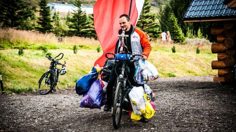 Rower z przywiązanymi workami ze śmieciami