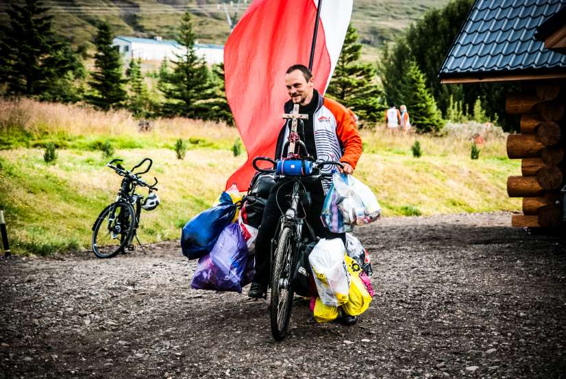 Rower z przywiązanymi workami ze śmieciami